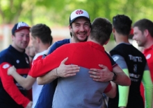 Solche Bilder wie nach dem Klassenverbleib 2014/15 mit dem damaligen Teammanager Darius Salbert möchte U-23-Trainer Sandro Schwarz mit seiner Mannschaft auch in diesem Frühjahr produzieren.