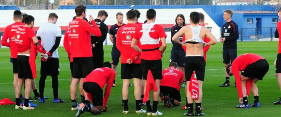 Manchmal dauert das Ankleiden etwas länger - dafür war die erste Trainingseinheit der 05er in Marbella schneller vorbei als geplant.