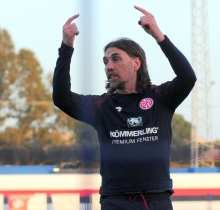 Alles Gute kommt von oben? Flutlicht war es am ersten Tag des 05-Trainingslagers in Marbella jedenfalls nicht. Trainer Martin Schmidt musste die Einheit etwas früher beenden als geplant... 