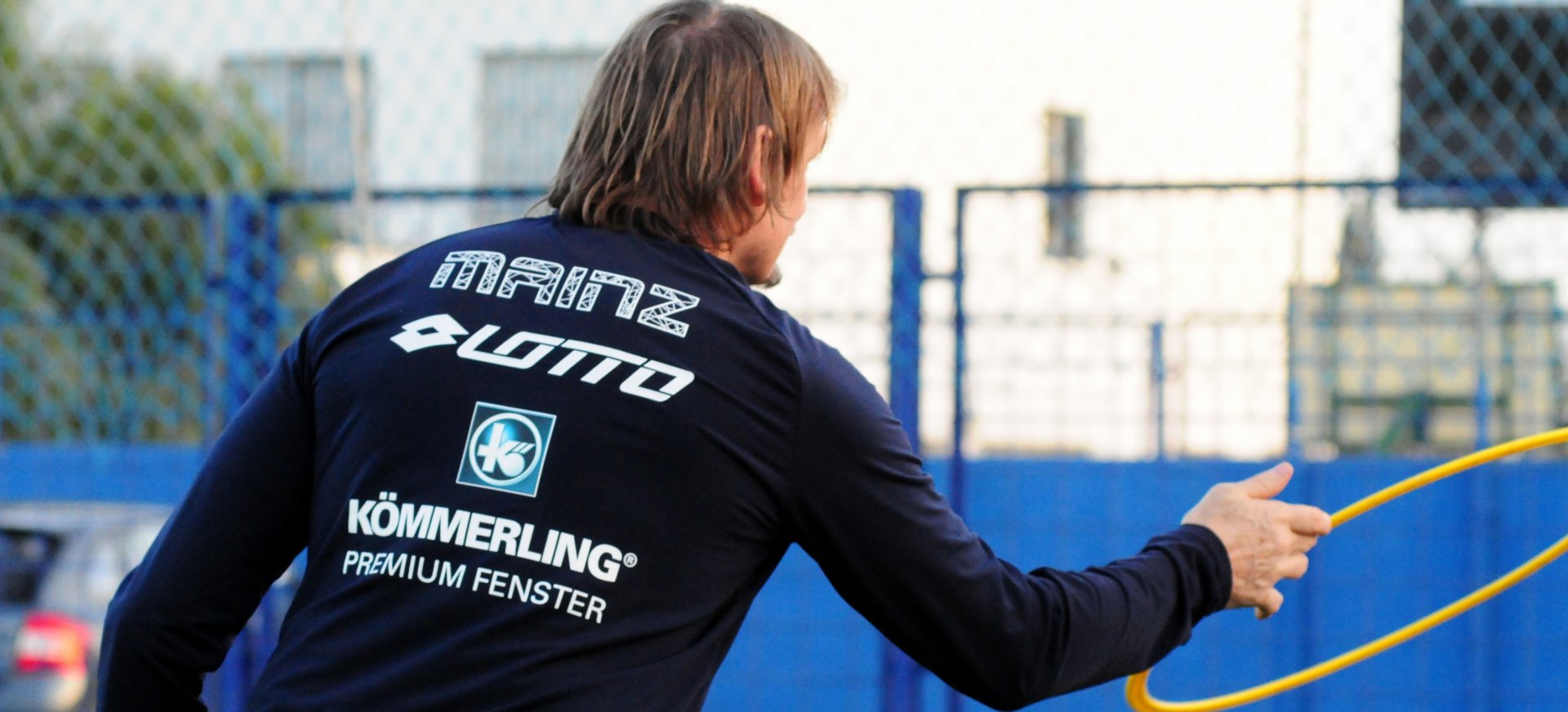 Stephan Kuhnert ist der Magier unter den deutschen Torwarttrainern. Nicht nur, dass er Schlussleute wie Dimo Wache, Christian Wetklo oder Loris Karius geformt hat, nein – Kuhnert kann auch mit gelben Reifen werfen…