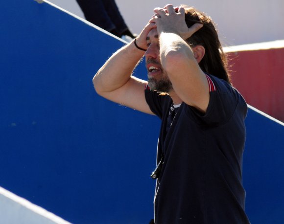 Das darf doch wohl nicht wahr sein: Martin Schmidt war fassungslos, als er sah, dass Platzwarte ein Tor vom Netz befreit hatten. „I need three goals…“