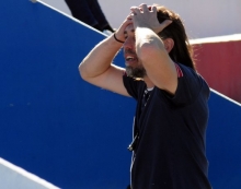 Das darf doch wohl nicht wahr sein: Martin Schmidt war fassungslos, als er sah, dass Platzwarte ein Tor vom Netz befreit hatten. „I need three goals…“