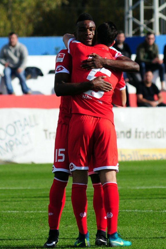 Jhon Cordoba hat das 1:0 erzielt. Erster Gratulant ist José Rodriguez.