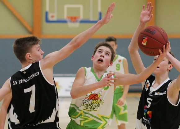 So sah es im letzten Spiel vor der Weihnachtspause häufig aus: DJK-Spielmacher Nicolas Mylonas wollte punkten, die SG-Akteure (hier Lukas Reksztat und Niklas Krause) hatten die Hände drauf.