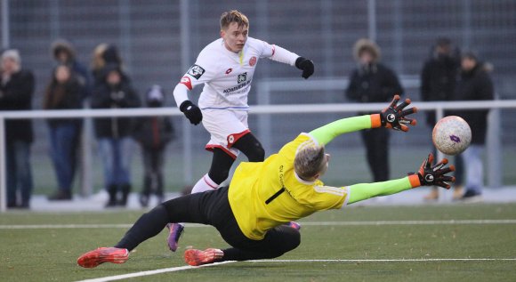 U-23-Stürmer Benjamin Trümner verliert dieses Duell mit dem Gonsenheimer Torwart Kevin Darmstädter. In der ersten Halbzeit setzte die Drittligamannschaft des FSV Mainz 05 ihre läuferische Überlegenheit immer wieder gut ein und erzielte vier Tore, denen nach dem Wechsel bei längst nicht mehr so klaren Verhältnissen zwei weitere folgten.