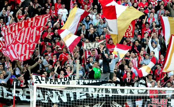 Jonas Lössls (in grün) Lieblingsspiel in des Hinrunde war das gegen Darmstadt 98, als er kurz vor Schluss den Sieg rettete und hinterher die Humba anstimmen durfte.