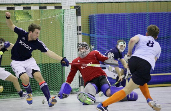 Das Spieljahr 2016 endete mit der ersten Saisonniederlage für die Hockeymänner des TSV Schott, die gegen den Wiesbadener THC aber über die Tordifferenz knapp die Tabellenführung verteidigten. Torwart Tobias Jordan ist über den Jahreswechsel zum hauptverantwortlichen Coach geworden und wird die Mannschaft in den Jahresauftakt gegen den SC Safo Frankfurt führen. 