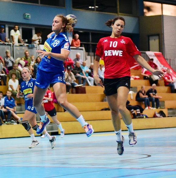 Linda Bach war beim Saisondebüt gegen den 1. FC Köln (r. Vanessa Idelberger) mit sieben Treffern erfolgreichste Offensivspielerin derr SG TSG/DJK Bretzenheim. Die hohe Fehleranzahl ihres Teams in Angriff wie Abwehr verhinderte beim 27:29 allerdings den Auftakterfolg nach der Rückkehr in die Dritte Liga.