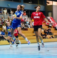 Linda Bach war beim Saisondebüt gegen den 1. FC Köln (r. Vanessa Idelberger) mit sieben Treffern erfolgreichste Offensivspielerin derr SG TSG/DJK Bretzenheim. Die hohe Fehleranzahl ihres Teams in Angriff wie Abwehr verhinderte beim 27:29 allerdings den Auftakterfolg nach der Rückkehr in die Dritte Liga.