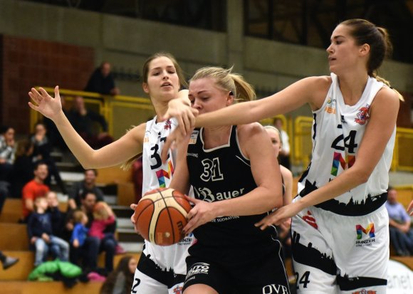 Ohne Cheftrainer Alexander Heidbrink wollen die ASC-Basketballerinnen (l. Amina Pinjic, r. Katharina Feil) das Bestmögliche aus der Aufgabe in Würzburg machen.
