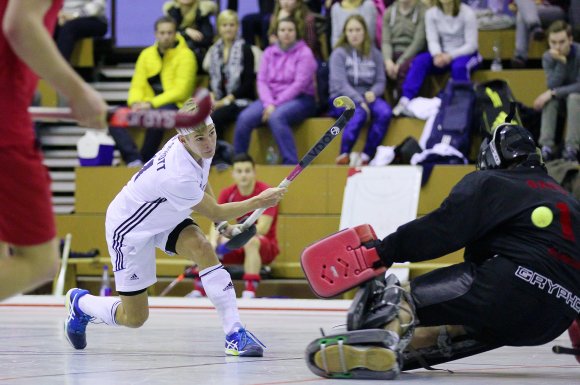 Maximilian Nagel hat nach einem Überzahlangriff den Überblick und schießt am Frankfurter Torwart vorbei mühelos zum 7:1 ein. Zehn Minuten vor dem Ende der Partie des TSV Schott gegen den SC Frankfurt 1880 ging es nur noch um die Höhe des Mainzer Erfolges.