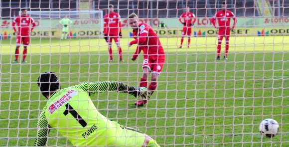 Sicher verwandelt: Daniel Brosinski erzielte per Foulelfmeter das 1:1.