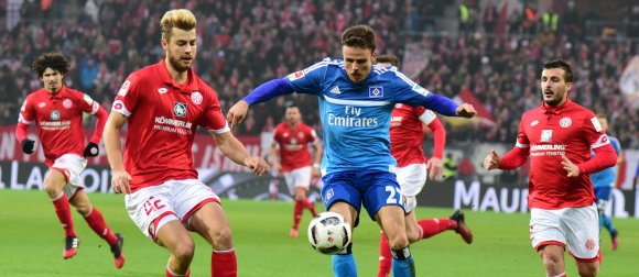 Kämpft um einen Stammplatz für die Rückrunde: Innenverteidiger Alexander Hack (2.v.l.).