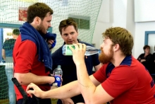 Bereit für große Taten: Janis Stenner (l.) und Moritz Rauch (r.), hier mit Betreuer Stefan Beismann.