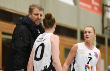 Alexander Heidbrink tritt mit den ASC-Basketballerinnen (v.l. Patricia Sagerer und Astrid Baumgärtner) in Langen als Außenseiter an. Zumindest aber dürfte es in der Georg-Sehring-Halle wärmer sein als im Theresianum. Kälter geht nicht.