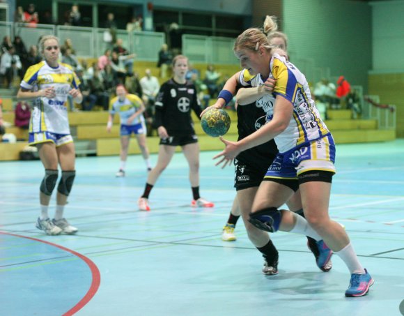 Die Linksaußen der Aufstiegsmannschaft 2015 und heutige Kotraineirn der Bretzenheimer Ersten Männer, Diana Hollerbach, erlebte mit ihrer Mannschaft im letzten Hinrundenspiel gegen Bayer Leverkusen II beim 27:41 ein denkwürdiges Heimdebakel. Selbst im Zweitligajahr verlor die Mannschaft in der eigenen Halle nicht so deutlich wie in dieser Partie im Dezember 2014.