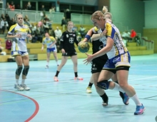 Die Linksaußen der Aufstiegsmannschaft 2015 und heutige Kotraineirn der Bretzenheimer Ersten Männer, Diana Hollerbach, erlebte mit ihrer Mannschaft im letzten Hinrundenspiel gegen Bayer Leverkusen II beim 27:41 ein denkwürdiges Heimdebakel. Selbst im Zweitligajahr verlor die Mannschaft in der eigenen Halle nicht so deutlich wie in dieser Partie im Dezember 2014.
