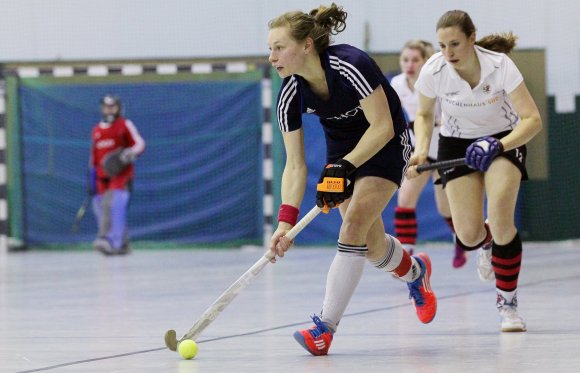 Wohin mit dem Ball? Das ist bei den Hockeyfrauen des TSV Schott Mainz laut Trainer Martin Knußmann-Siemon die allzu oft unbeantwortete Frage, wenn die Zuspielerinnen wie in diesem Fall Aline Besslig eine Anspielstation vor dem Tor suchen. Mehr Bewegung im Team ist daher der Schlüssel zu mehr Erfolg, der sich dringend einstellen muss, soll es mit dem Klassenverbleib noch etwas werden.