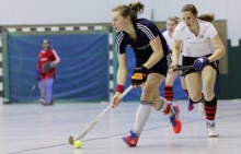 Wohin mit dem Ball? Das ist bei den Hockeyfrauen des TSV Schott Mainz laut Trainer Martin Knußmann-Siemon die allzu oft unbeantwortete Frage, wenn die Zuspielerinnen wie in diesem Fall Aline Besslig eine Anspielstation vor dem Tor suchen. Mehr Bewegung im Team ist daher der Schlüssel zu mehr Erfolg, der sich dringend einstellen muss, soll es mit dem Klassenverbleib noch etwas werden.