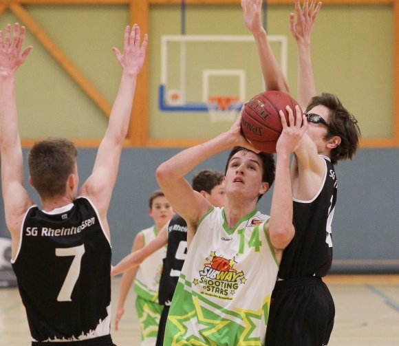 Matthias Groh (M.) und der DJK-Nachwuchs stehen am Sonntag unter Druck. Die SG RheinHessen hingehen kann ihr letztes Vorrundenspiel entspannt angehen.