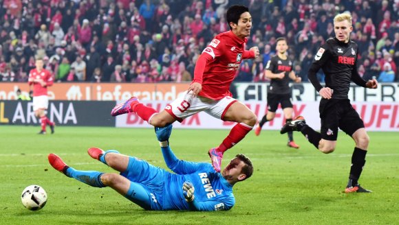 D i e Topchance in der 52. Minute: Yoshinori Muto scheitert an FC-Torwart Thomas Kessler.