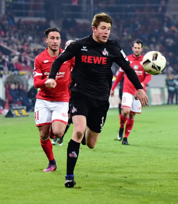 Eine ganz neue Rolle wurde Mounir Bouziane (l., hier als Verfolger von Dominique Heintz) am Sonntag zuteil: Gegen den 1.FC Köln durfte er erstmals in der Ersten Liga ran.