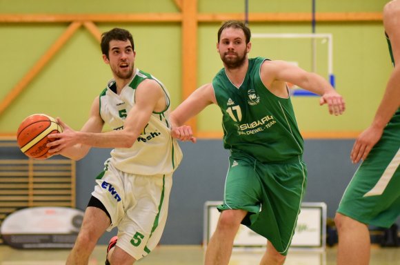 Eduardo Mena (l.) machte gegen den Trimmelter SV ein klasse Spiel, musste aber wegen einer Platzwunde vorzeitig aufhören.
