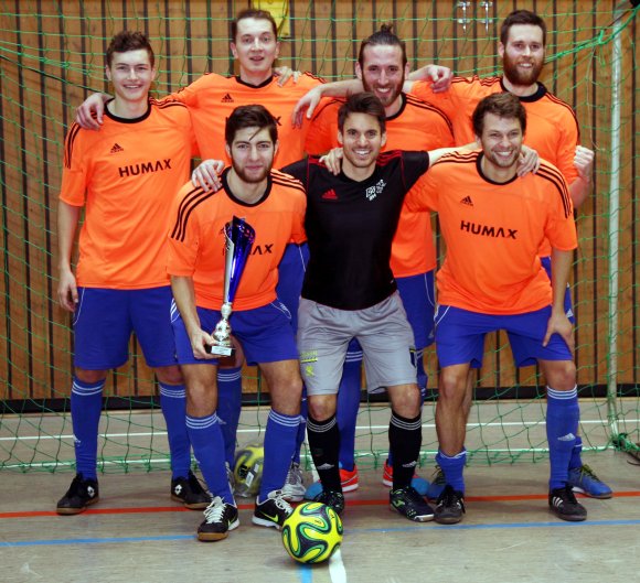 Die Futsal-Mannschaft der TSG Bretzenheim 46 war so frei, die Erstausgabe des eigenen Turniers zu gewinnen. Erfolgreich waren (hinten, v.l.) Ruben Grundei, Walery Engel, Marcus Nungesser und Jonathan Kirchhoff sowe (vorne v.l.) Sascha Szep, Christian Wölfelschneider und Moritz Lang. Nils Krämer verpasste das Endspiel wegen eines wichtigen Termins im Zusammenhang mit dem Feldfußball.