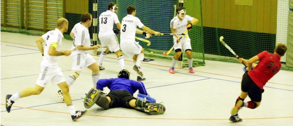 In der vergangenen Runde reichte es für den TSV Schott Mainz, für den Paul Hüttemann (2.v.r.) gerade eine Kurze Ecke der Gäste abwehrt, gegen dne SC Frankfurt 1880 2 zu einem knappen 3:2-Erfolg. Trotz des 10:2-Kantersieges aus der Hinrunde ist erneut von einer eher knapen ANgelegehei aszugeehn, denn die Frankfurter kommen als starker Tabellendritter nach Mainz.