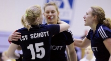 Torjubel gab es in der bisherigen Hallenrunde der Regionalliga-Hockeyfrauen des TSV Schott (v.l. Amelie Neumann-Kleinpaul, Aline Bessling, Anouk Häfner) viel zu selten. 