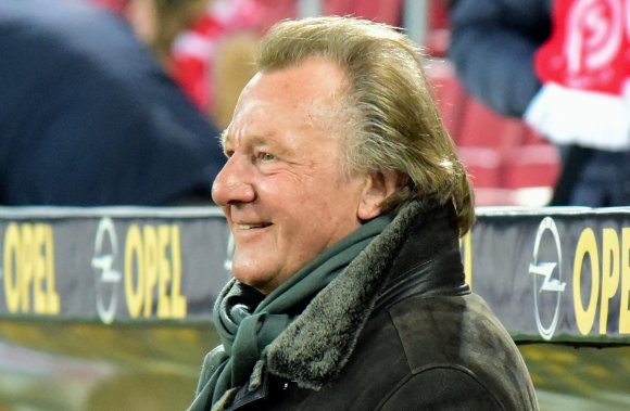 Geht lächelnd durch die nicht vorhandene Situation: 05-Präsident Harald Strutz.