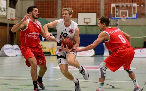 Zwei Gegenspieler reichten nicht, um Fabian Bahlke bei seinen Aktionen zum Korb zu stoppen.