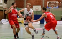 Zwei Gegenspieler reichten nicht, um Fabian Bahlke bei seinen Aktionen zum Korb zu stoppen.