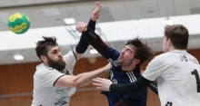 Roman Kraus kommt trotz der Attacke von Philipp Becker (l.) und Sören Dübal zum Abschluss. Immerhin vier Mal traf er gegen die Sportfreunde Budenheim, doch der Nieder-Olmer Rückraum war insgesamt einmal mehr nicht durchschlagkräftig genug.