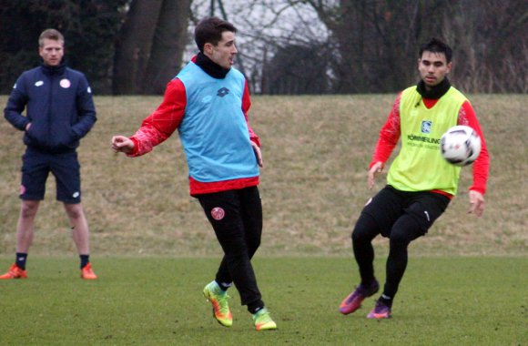 Unter den gestrengen Blicken von Kotrainer Peter Perchtold absolvierte Bojan Krkic (l.)...