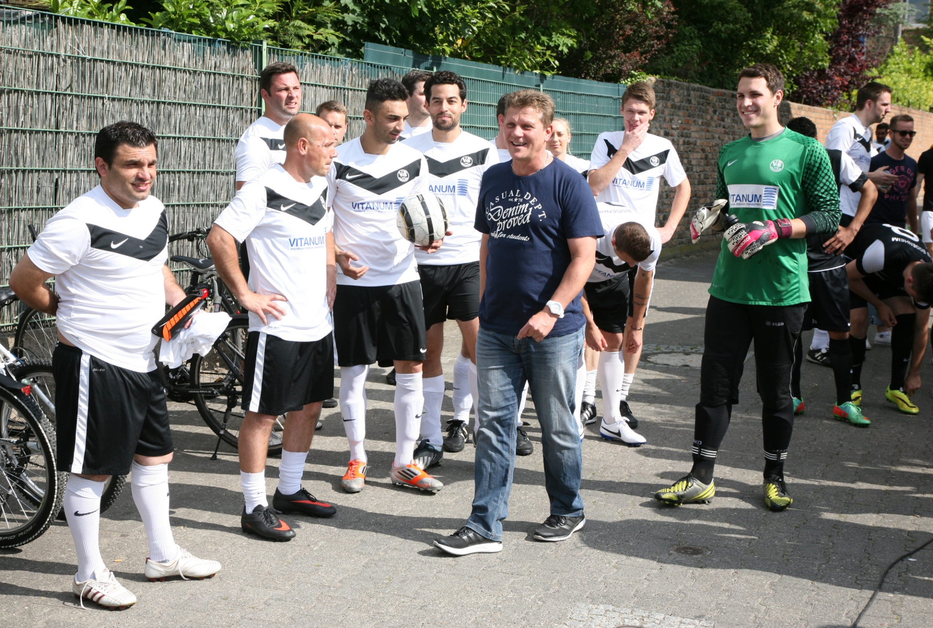 Bert Balte steht mit seiner Auswahlelf bereit, es dem aktuellen VfB-Team zu zeigen