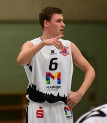 Ja, da geht's aufs Spielfeld: Tim Thormann gab gegen den TV Langen neuneinhalb Monate nach seinem Kreuzbandriss ein überzeugendes Coamback.