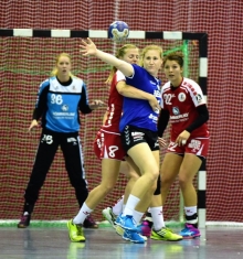 Einzige Triererin mit Mainzer Vergangenheit ist Joline Müller (blaues Trikot), die hier im Hinrundenspiel von Romana Gerisch angegangen wird. 