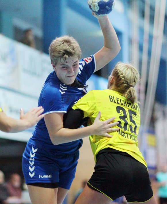 Kim Quetsch hat es gegen Dana Bleckmann schwer sich durchzusetzen. Im Hinrudenheimspiel fuhr die SG Bretzenheim nach zwei Aufaktniederlagen durch ein 31:30 gegen Borussia Dotmund II den ersten Saisonsieg ein, überzeugte dabei aber nicht gerade.