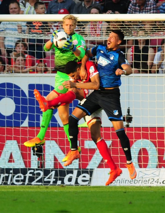 Auf Sandro Wagner (r.) muss 05-Torwart Jonas Lössl am Samstag nicht achten. Der Hoffenheimer Torjäger ist gesperrt.