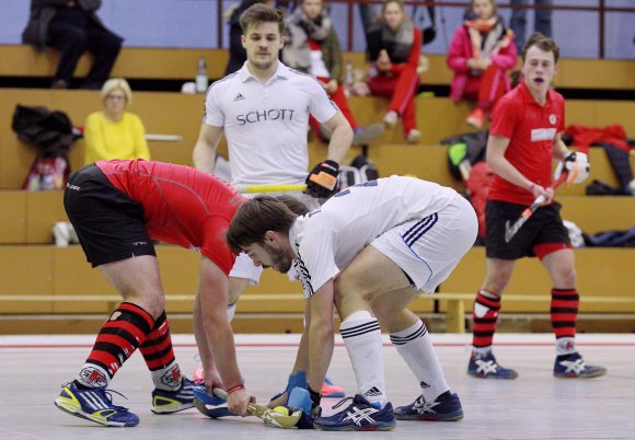 Nur nicht festbeißen am Gegner: Chris Franik (vorne rechts) und der TSV Schott setzen gegen den TV Alzey weiter auf die schnellen Abläufe mit direktem Passspiel.