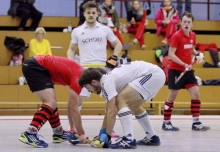 Nur nicht festbeißen am Gegner: Chris Franik (vorne rechts) und der TSV Schott setzen gegen den TV Alzey weiter auf die schnellen Abläufe mit direktem Passspiel.