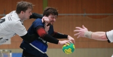 Das Derby am vergangenen Wochenende endete zwischen dem TV Nieder-Olm (Mitte: Roman Kraus) und den Sportfreunde Budenheim (l. Sören Dübal) mit einem Auswärtssieg. Damit ist in beiden Spielen der Handball-Oberligisten an diesem Wochenende nicht zu rechnen.
