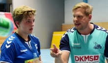 Kein Mitleid nach der Niederlage in letzter Sekunde: Trainer Christian Grzelachowski monierte, dass in Dortmund besonders seine Rückraumspielerinnen (l. Kim Quetsch) zu wenig in die Umsetzung des Matchplans investierten, um sich gegen den dynamischen Handball der BVB-Reservemannschaft durchzusetzen.