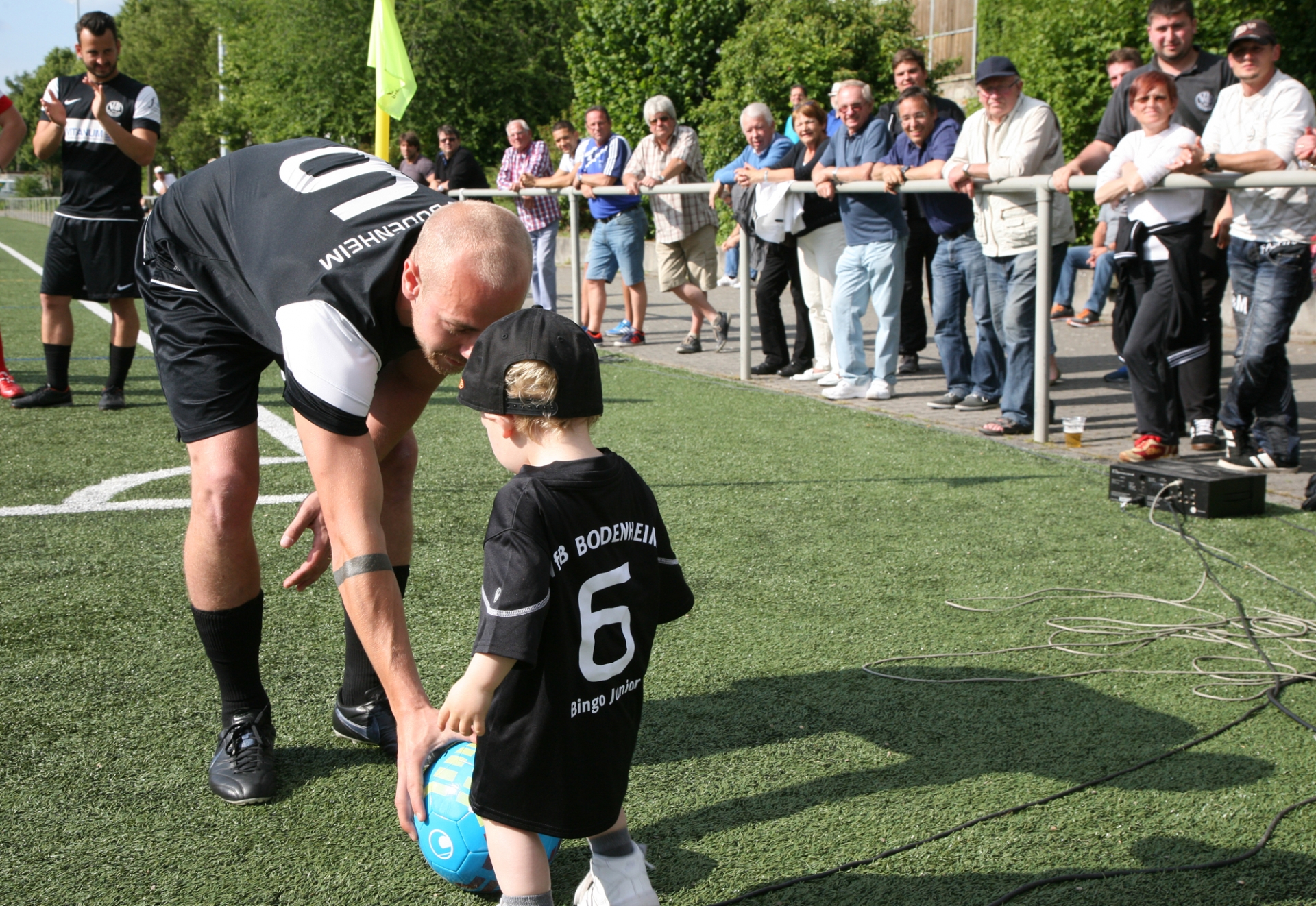 Der Nachfolger muss nur noch ein wenig wachsen: Bingenheimers Sohn Levi kam zur Überraschung des Papas im VfB-Trikot mit der Nummer 6 eingelaufen.
