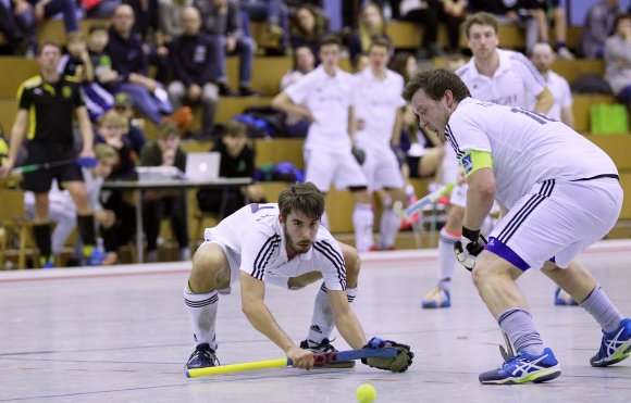 Die Standards sind beim TSV Schott Kapitänsrecht: Alexander Hemmersbach hämmert gegen den TV Alzey insgesamt drei Siebenmeter unhaltbar ins Tor.