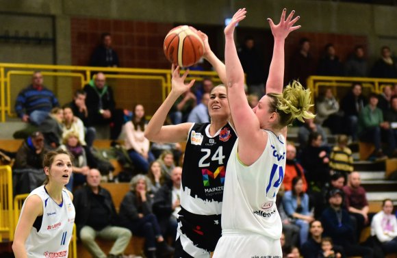 Viele Chancen erhalten Katharina Feil (M.) und der ASC nicht mehr, um ihr Punktekonto aufzustocken. Ein Sieg gegen GS Keltern II am Samstag ist für Trainer Alexander Heidbrink ein Muss.