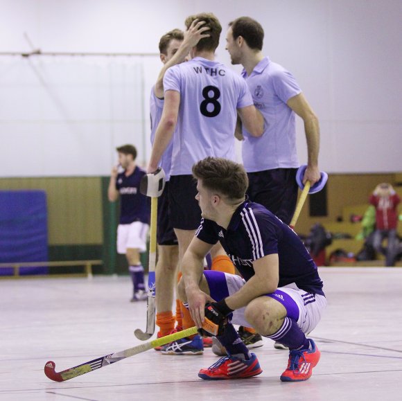 Der Titel könnte schon unter Dach und Fach sein für den TSV Schott (vorne: Paul Hüttemann), aber das Heimspiel gegen den Wiesbadener THC ging den Mainzern kurz vor Weihnachten beim 2:6 völlig daneben. 