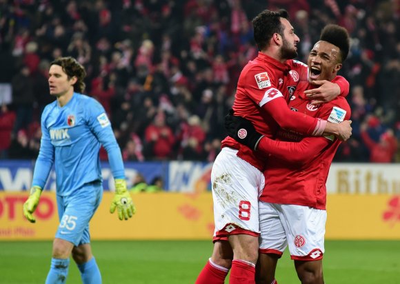 Jubel nach einem perfelten Konter: Jean-Philippe Gbamin (r.), der mit seinem Diagonalpass maßgeblich daran beteiligt war, und Levin Öztunali, den den Ball durch die Arme von Torwart Marvin Hitz geköpft hatte.