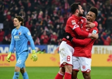 Jubel nach einem perfelten Konter: Jean-Philippe Gbamin (r.), der mit seinem Diagonalpass maßgeblich daran beteiligt war, und Levin Öztunali, den den Ball durch die Arme von Torwart Marvin Hitz geköpft hatte.